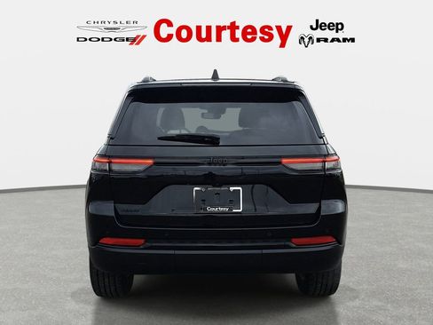 Certified 2023 Jeep Grand Cherokee Altitude AWD/4WD image 6