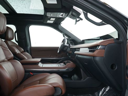 Used 2025 Lincoln Navigator Reserve image 11