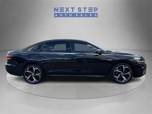 Used 2020 Volkswagen Passat 2.0T R-Line image 9