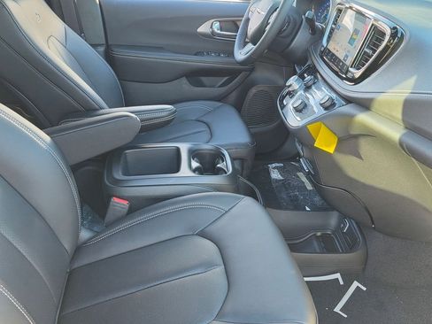 New 2026 Chrysler Pacifica Select w/ S Appearance Package image 13
