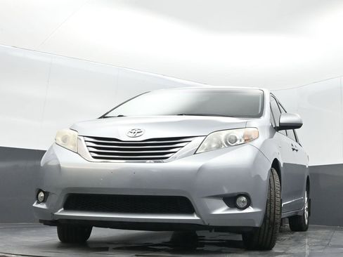 Used 2016 Toyota Sienna XLE image 27