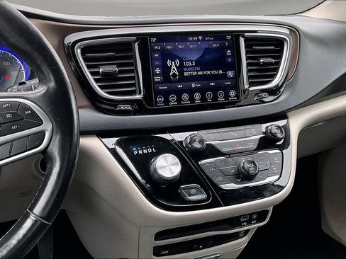 Used 2018 Chrysler Pacifica Touring-L Plus FWD image 10