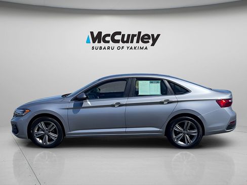 Used 2024 Volkswagen Jetta SE FWD image 2