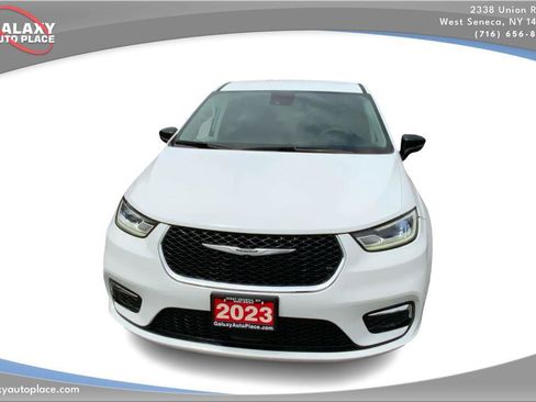 Used 2024 Chrysler Pacifica Touring-L FWD image 2