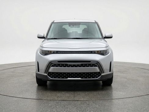 Used 2025 Kia Soul LX w/ LX Technology Package FWD image 2