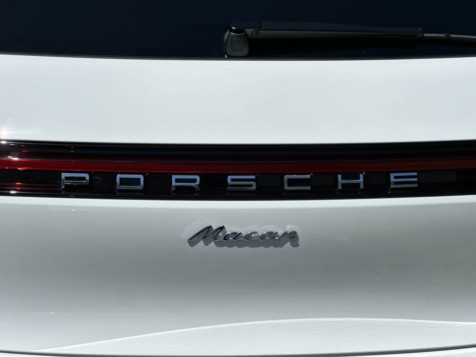 Certified 2025 Porsche Macan AWD/4WD image 31