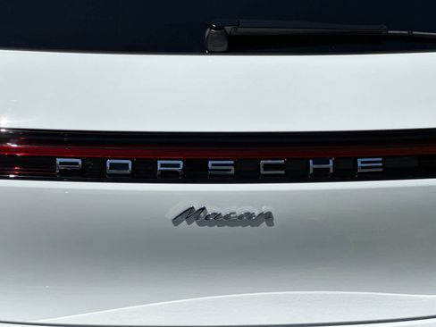 Certified 2025 Porsche Macan AWD/4WD image 31