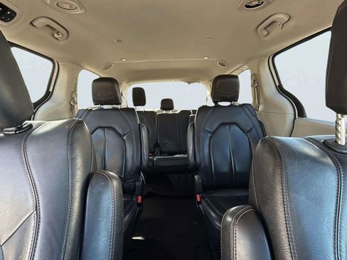 Used 2020 Chrysler Pacifica Touring-L image 16