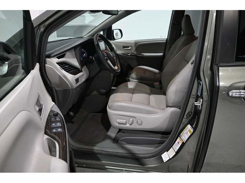 Used 2019 Toyota Sienna XLE w/ XLE Navigation Package FWD image 13