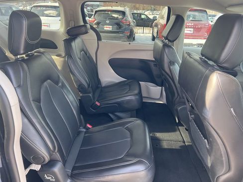 Used 2024 Chrysler Pacifica Touring-L image 14