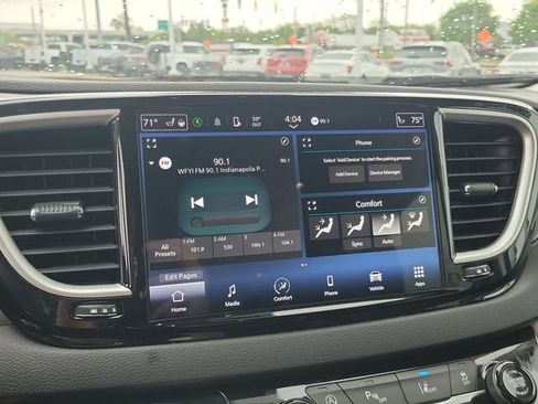 Used 2024 Chrysler Pacifica Touring-L FWD image 25