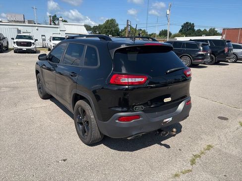 Used 2018 Jeep Cherokee Latitude w/ Altitude Package AWD/4WD image 4