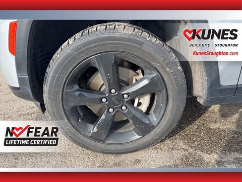 Used 2023 Jeep Grand Cherokee L Laredo image 16