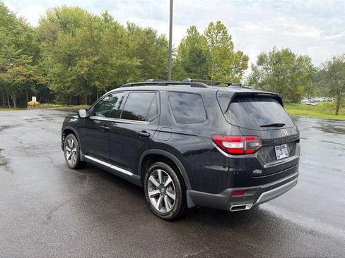 Used 2023 Honda Pilot Touring image 3