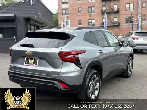 Used 2025 Chevrolet Trax LT FWD image 7
