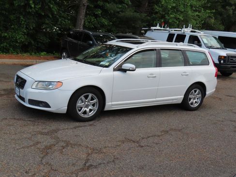 Used 2010 Volvo V70 FWD image 2