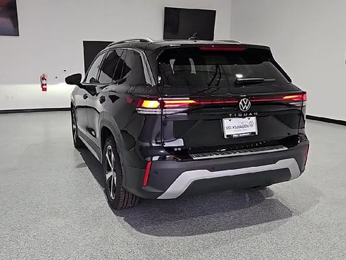 New 2026 Volkswagen Tiguan SE FWD image 8