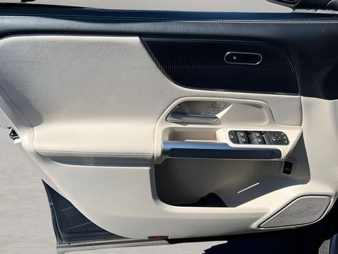 Used 2022 Mercedes-Benz GLB 250 GLB 250 image 24