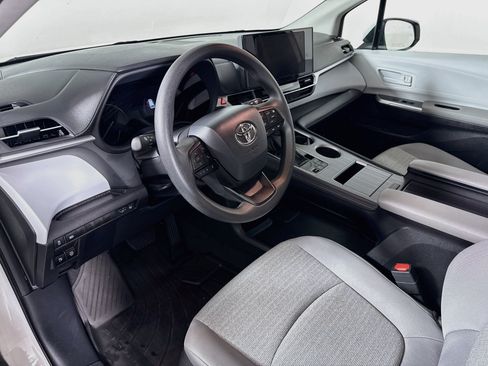 Certified 2026 Toyota Sienna LE AWD/4WD image 9