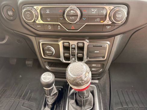 Used 2018 Jeep Wrangler Unlimited Sahara AWD/4WD image 16