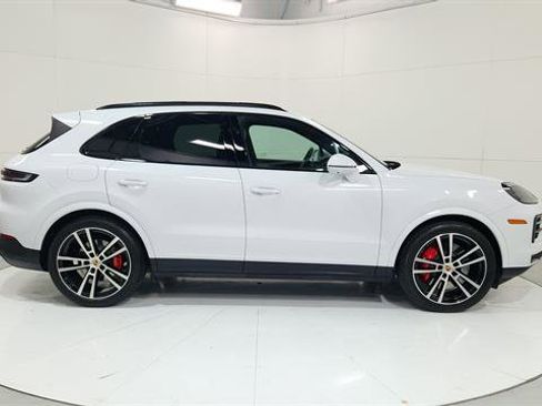 Used 2024 Porsche Cayenne S image 9