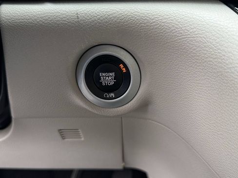 Used 2024 Chrysler Pacifica Touring-L FWD image 17