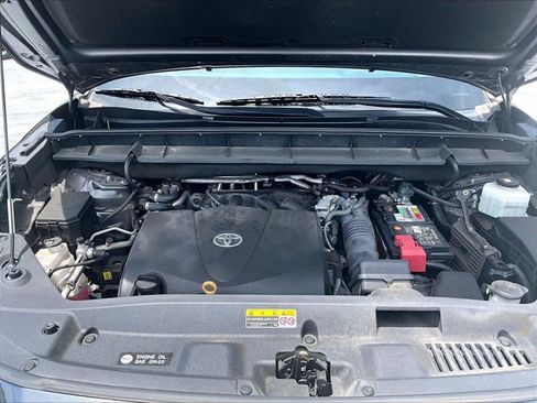 Used 2021 Toyota Highlander XLE FWD image 11