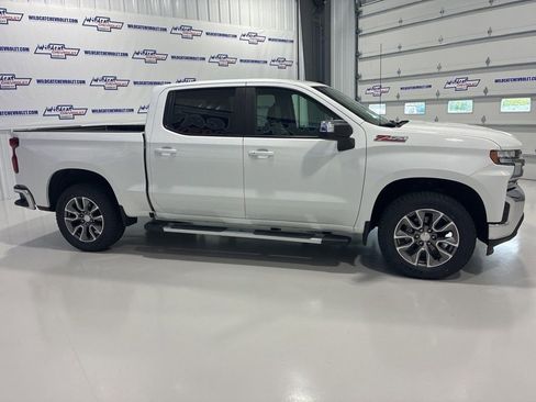 Used 2022 Chevrolet Silverado 1500 LT w/ Z71 Off-Road Package AWD/4WD image 9