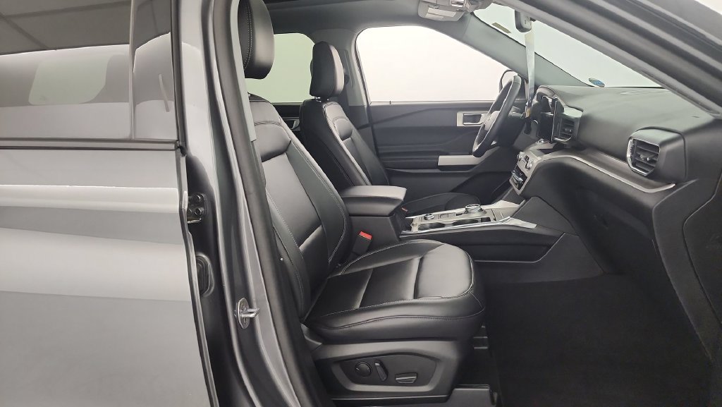 Used 2024 Ford Explorer XLT w/ Equipment Group 202A AWD/4WD image 34