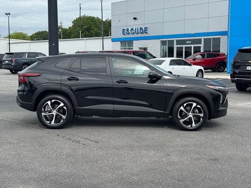 Used 2025 Chevrolet Trax RS w/ Sunroof Package FWD image 2