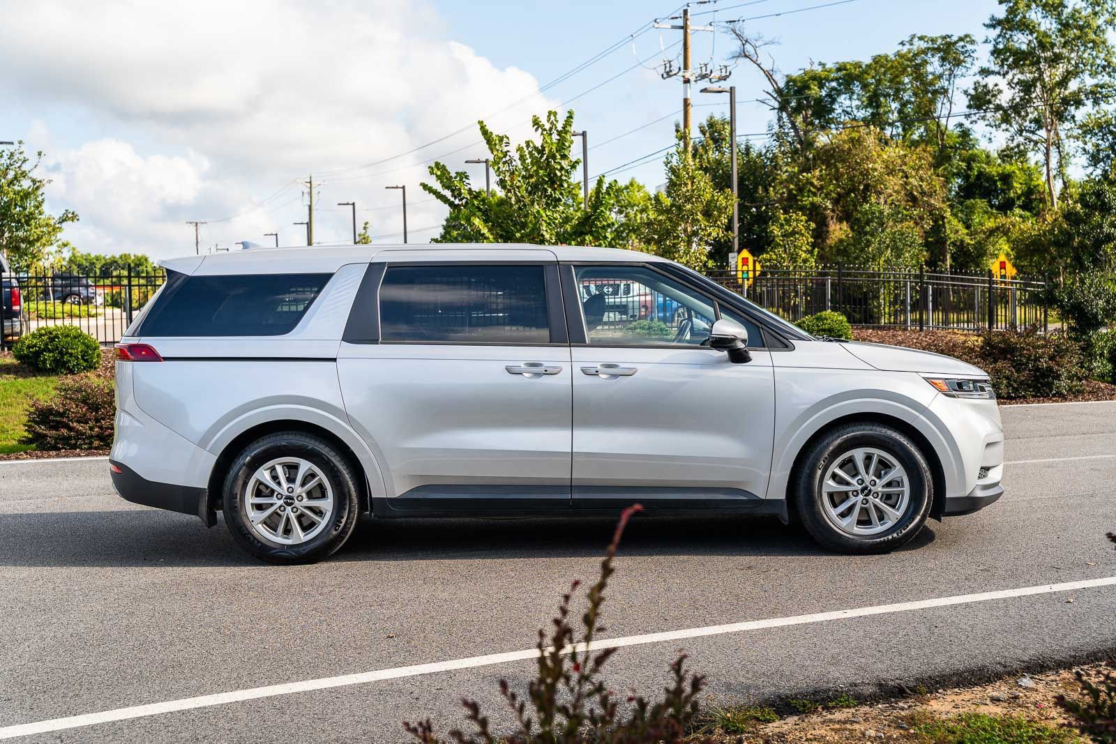 Used 2023 Kia Carnival LX FWD image 8