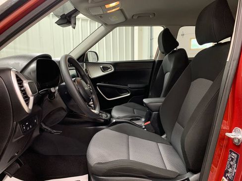 Used 2022 Kia Soul LX w/ Technology Package FWD image 4