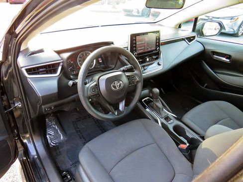 Used 2021 Toyota Corolla LE image 12