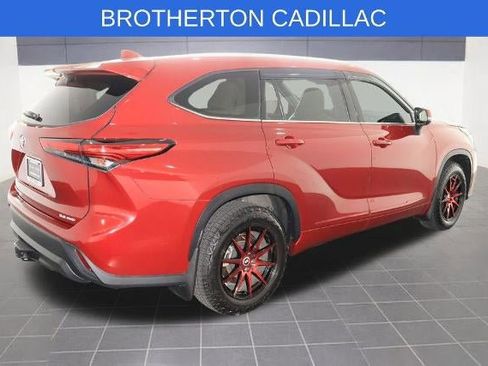 Used 2022 Toyota Highlander XLE AWD/4WD image 7