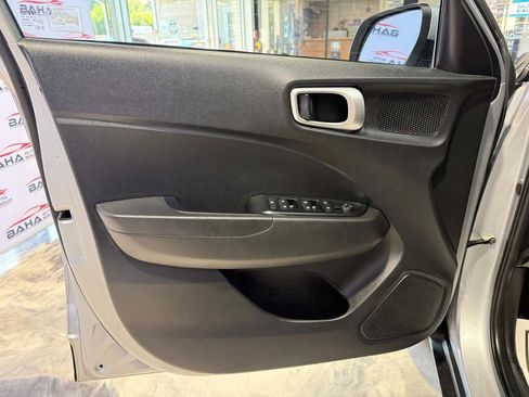 Used 2021 Hyundai Venue SE FWD image 32