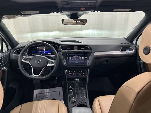 Used 2024 Volkswagen Tiguan SE w/ Panoramic Sunroof Package image 18