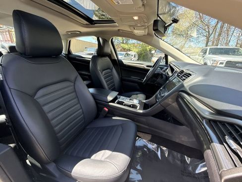 Used 2017 Ford Fusion SE w/ Fusion SE Technology Package FWD image 25