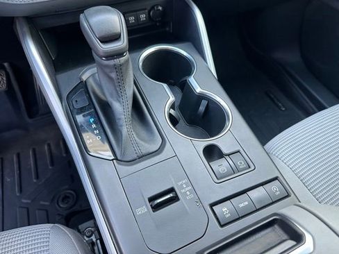 Used 2020 Toyota Highlander L FWD image 19
