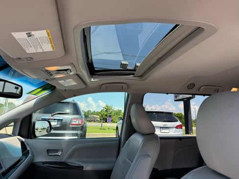 Used 2017 Toyota Sienna XLE w/ XLE Navigation Package image 16