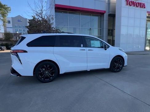New 2026 Toyota Sienna XSE image 7