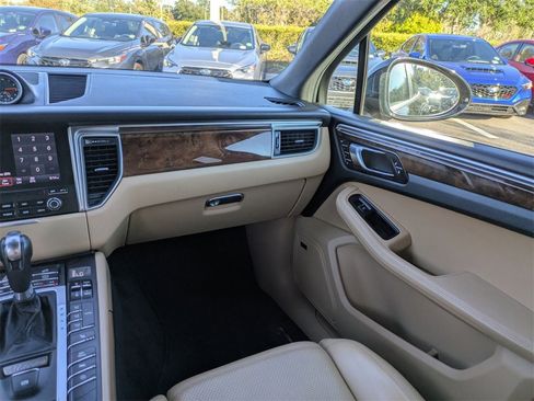 Used 2018 Porsche Macan image 16