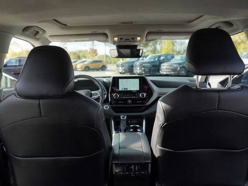 Used 2024 Toyota Highlander LE image 27