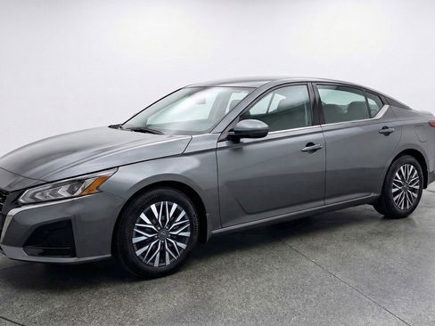 Used 2025 Nissan Altima 2.5 SV FWD image 3