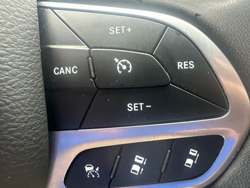 Used 2024 Chrysler Pacifica Touring-L image 30