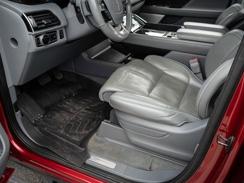 Used 2019 Lincoln Navigator Reserve image 18