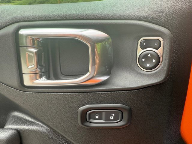 Used 2025 Jeep Gladiator Sport AWD/4WD image 13