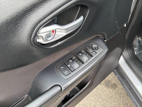 Used 2016 Jeep Cherokee Sport image 38