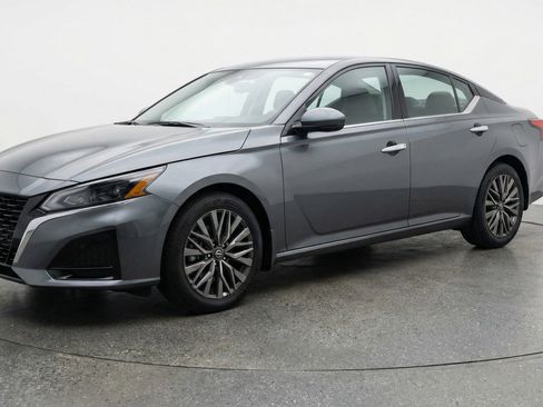 Used 2025 Nissan Altima 2.5 SV image 3