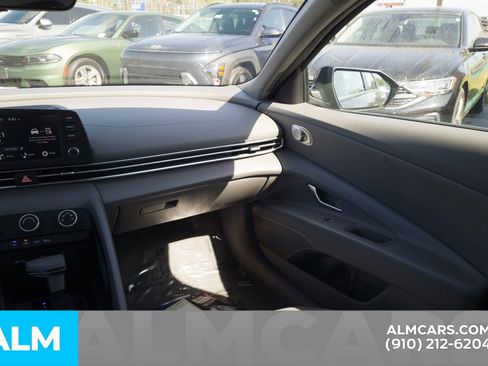 Used 2025 Hyundai Elantra SE image 19