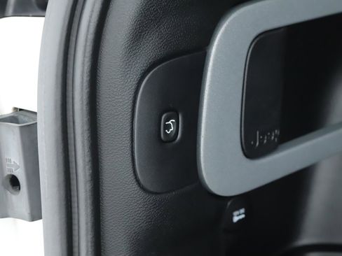 Used 2018 Jeep Cherokee Limited image 18